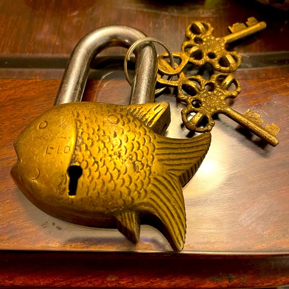 Brass fish style padlock - Picture 1 of 4